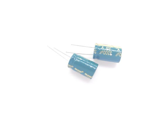التردد المقطب المكثف الكهربائي الألومنيوم 0.1UF - 10000UF التسرب الحالي 0.01CV 3000H العمر